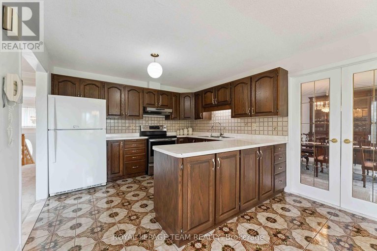 28701491/8-oakwood-avenue/city-viewskylinefisher-heightsparkwood-hills/ottawa/ontario/K2E6A5_14