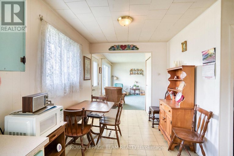 28469840/329-wylie-street/almonte/mississippi-mills/ontario/K0A1A0_18