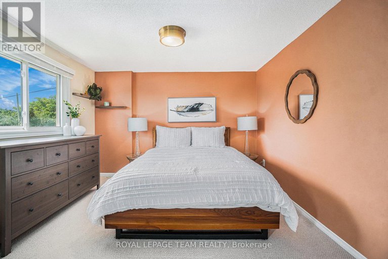 28648359/1352-maxime-street/pineview/ottawa/ontario/K1B3L1_17