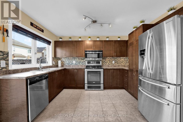 28556143/3596-cambrian-road/half-moon-bay/ottawa/ontario/K2J0S5_13