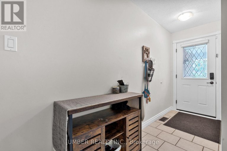 28623557/1130-st-emmanuel-terrace/convent-glen-north/ottawa/ontario/K1C2J7_7