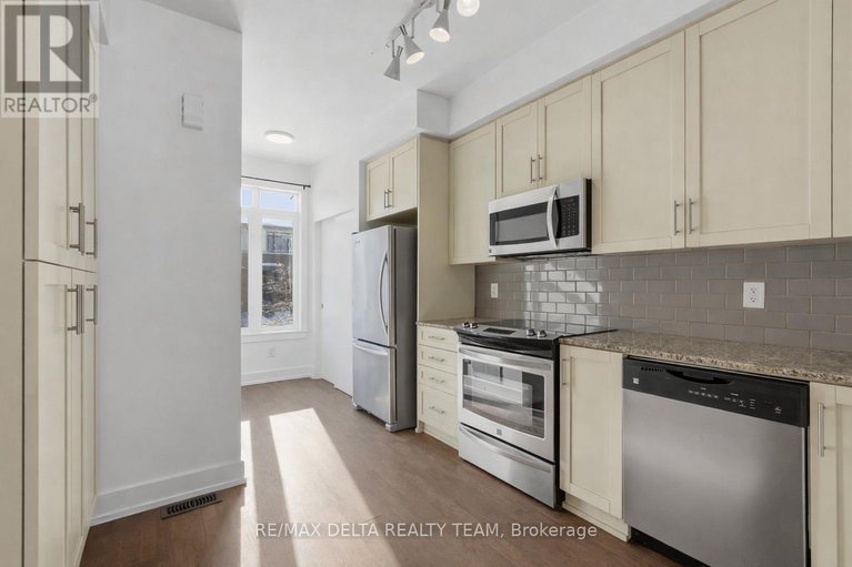 29301547/6-33-bergeron-private/chapel-hill/ottawa/ontario/K1C0C2_6