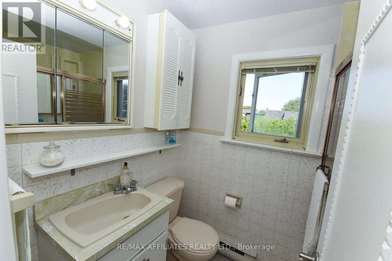 28846250/323-fullerton-avenue/overbrookcastle-heights/ottawa/ontario/K1K1K2_27