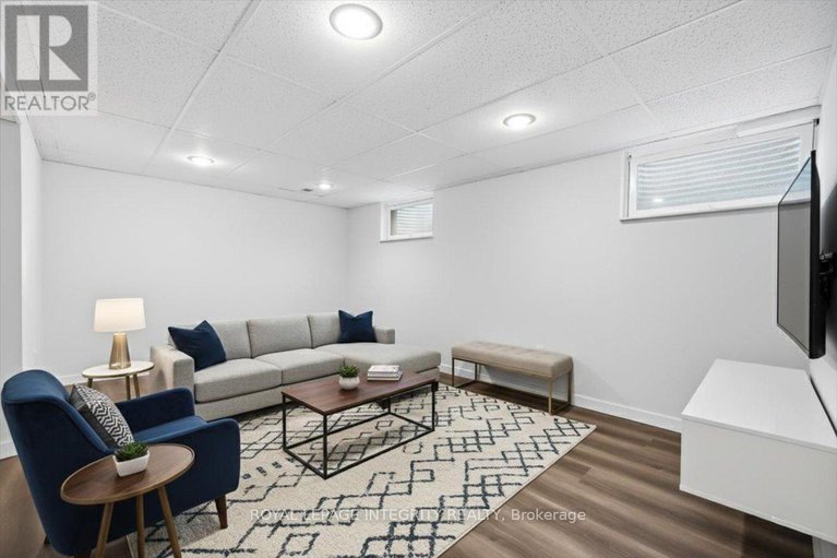 29214221/809-vinette-crescent/chatelaine-village/ottawa/ontario/K1E1X1_33