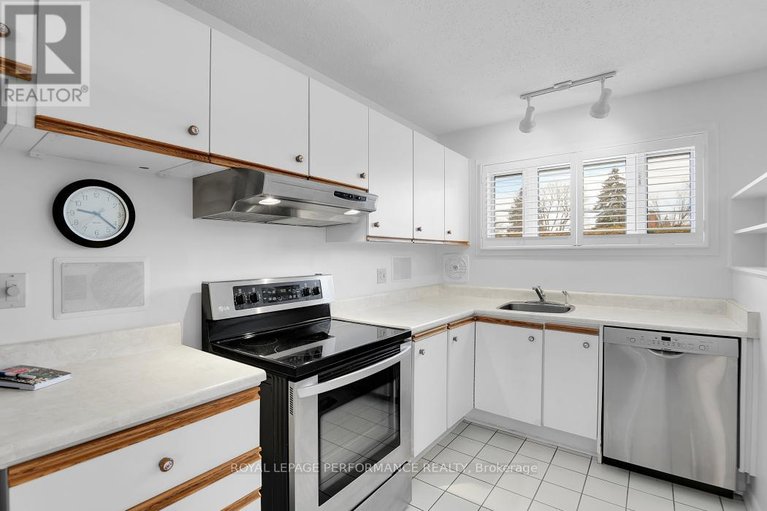 29450823/9-kilmory-crescent/borden-farmstewart-farmcarleton-heightsparkwood-hills/ottawa/ontario/K2E6M9_15