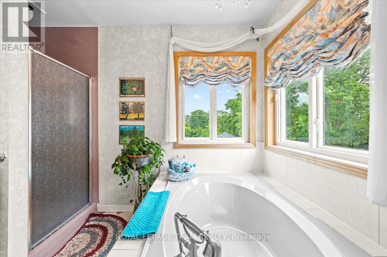 28487091/17-stonehedge-parkway/bayshore/ottawa/ontario/K2H8Z3_29