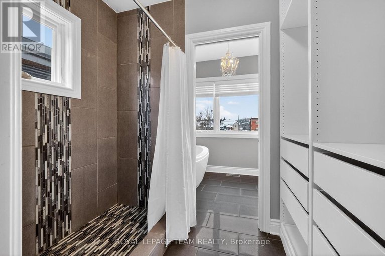 29501223/a-142-a-queen-mary-street/overbrookcastle-heights/ottawa/ontario/K1K1X5_32