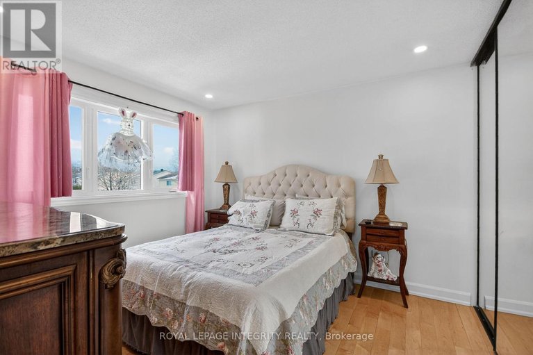 29484455/2092-legrand-crescent/queenswood-heights-south/ottawa/ontario/K1E3T6_30