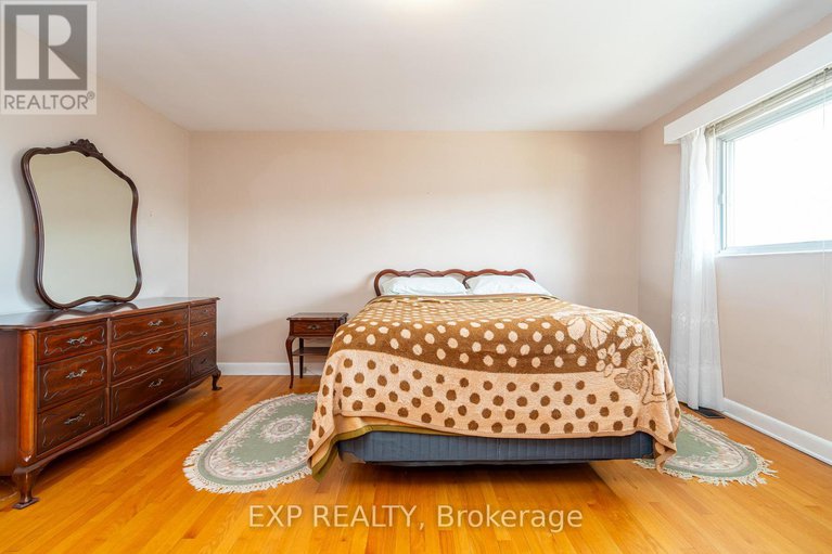 28904328/1008-riddell-avenue-s/mckellar-heightsglabar-park/ottawa/ontario/K2C2J5_13