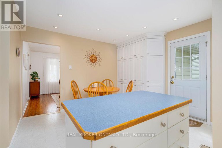 28522793/31-oakhurst-crescent/blackburn-hamlet/ottawa/ontario/K1B4A5_12