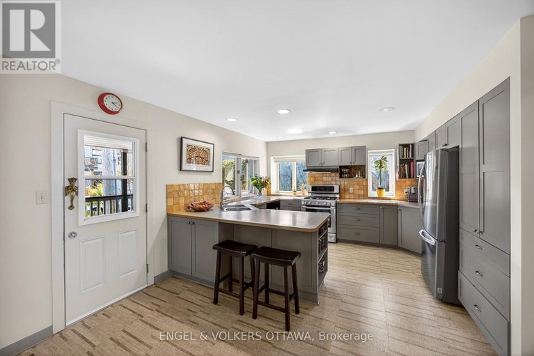 29617139/424-lochaber-avenue/westboro-west/ottawa/ontario/K2A0A6_18