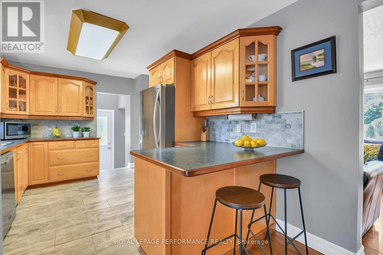28625415/2117-valley-drive/elmvale-acresurbandale/ottawa/ontario/K1G2P6_13
