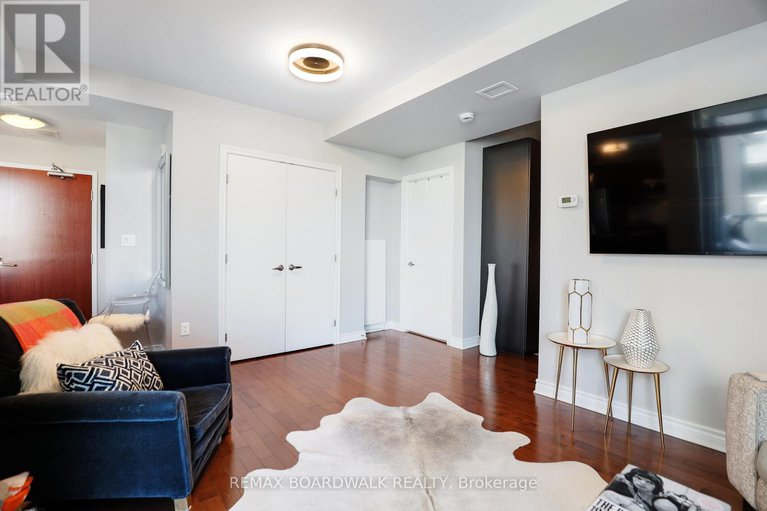 29330051/407-575-byron-avenue/mckellarhighland/ottawa/ontario/K2A1R7_18