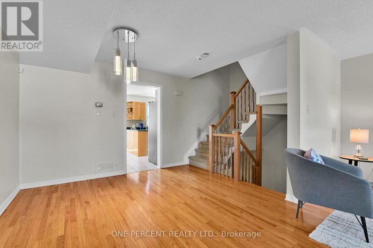 28463418/2572-alanis-private/emerald-woodssawmill-creek/ottawa/ontario/K1T4A1_11