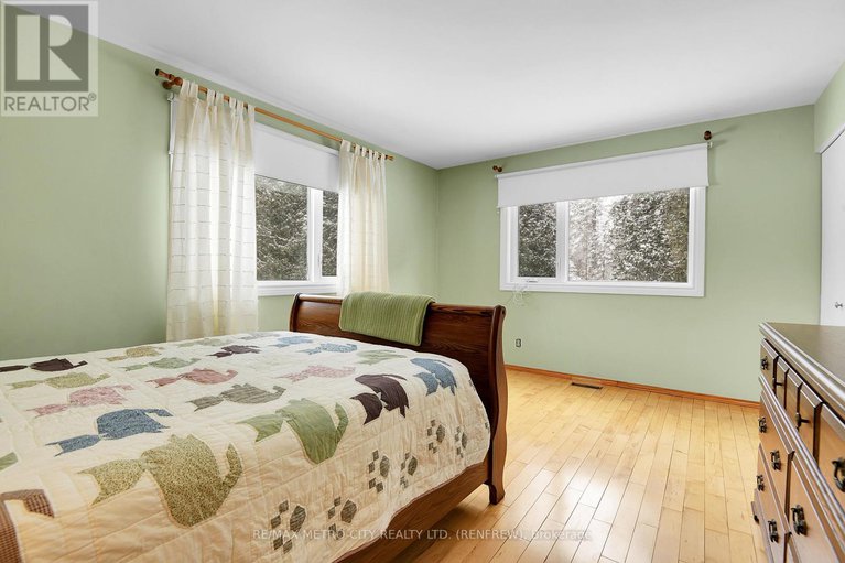 29410189/128-burns-drive/mcnabbraeside-twps/mcnabbraeside/ontario/K0A1G0_21