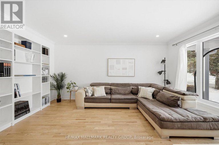 29425296/1660-country-walk-drive/chapel-hill/ottawa/ontario/K1C8E2_4