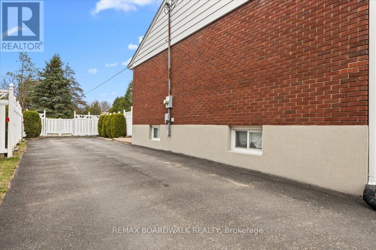 29678881/72-crownhill-street/cardinal-heights/ottawa/ontario/K1J7K8_25