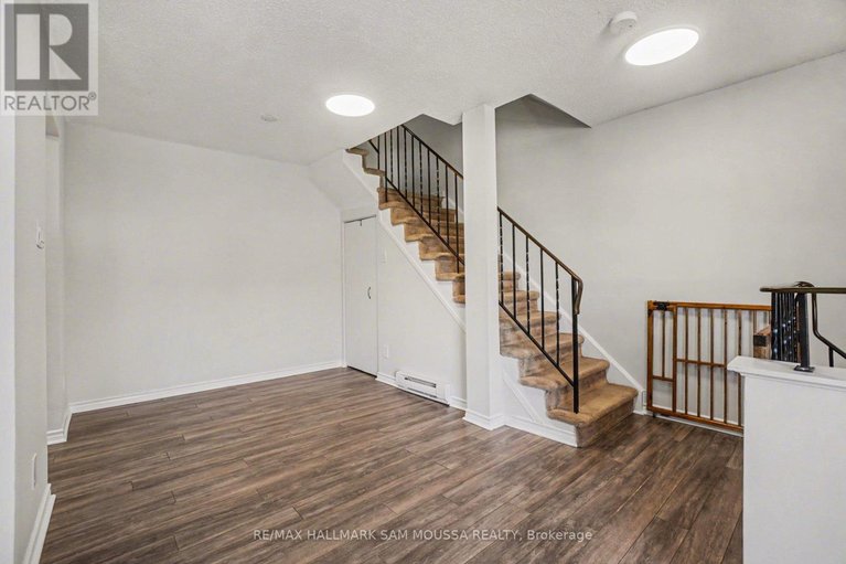 29672531/28c-woodvale-green/craig-henrywoodvale/ottawa/ontario/K2G4H4_14