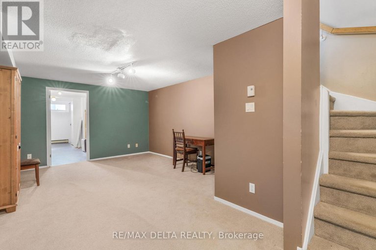 28888821/110-1825-marsala-crescent/fallingbrookpineridge/ottawa/ontario/K4A2E7_22