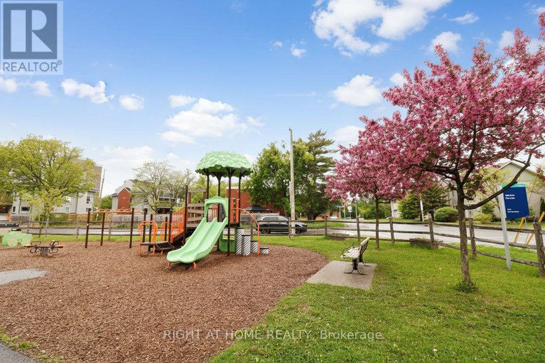 28885531/a-311-presland-road/overbrookcastle-heights/ottawa/ontario/K1K2B6_17