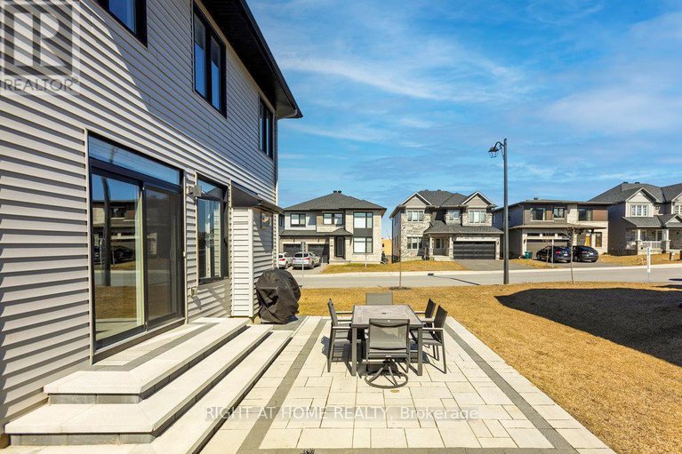 28163339/4511-kelly-farm-drive/blossom-parkkemp-parkfindlay-creek/ottawa/ontario/K1X0E7_48