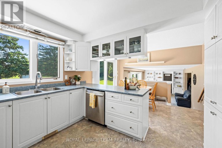 28889906/1640-century-road-e/manotick-south-to-roger-stevens/ottawa/ontario/K0A2E0_14