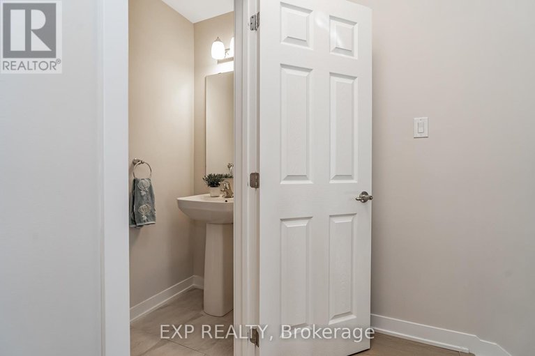 28608550/689-quilter-row/goulbourn-twp-from-franktown-rdsouth-to-rideau/ottawa/ontario/K0A2Z0_13