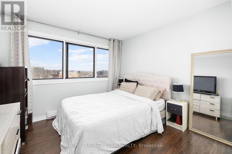 29578153/1114-40-landry-street/vanier/ottawa/ontario/K1L8K4_11