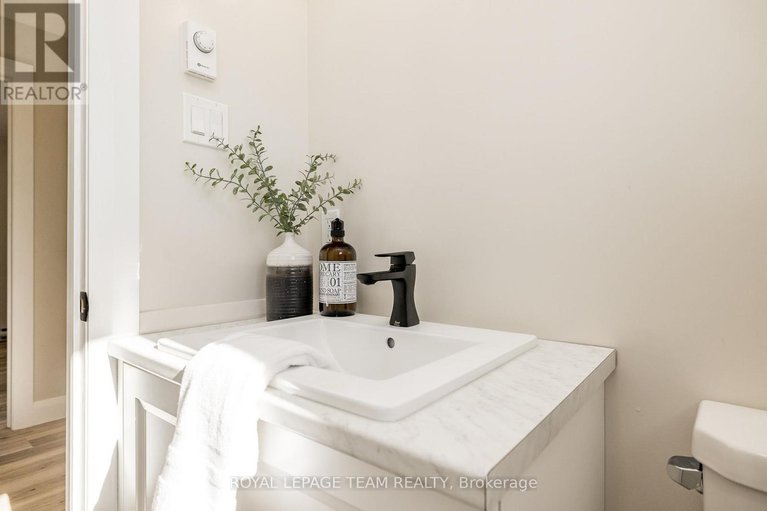 28975666/40-beach-avenue/iroquois/south-dundas/ontario/K0E1K0_26