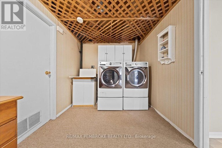 29556813/1235-millburn-crescent/cumberland-ridge/ottawa/ontario/K4C1C9_32