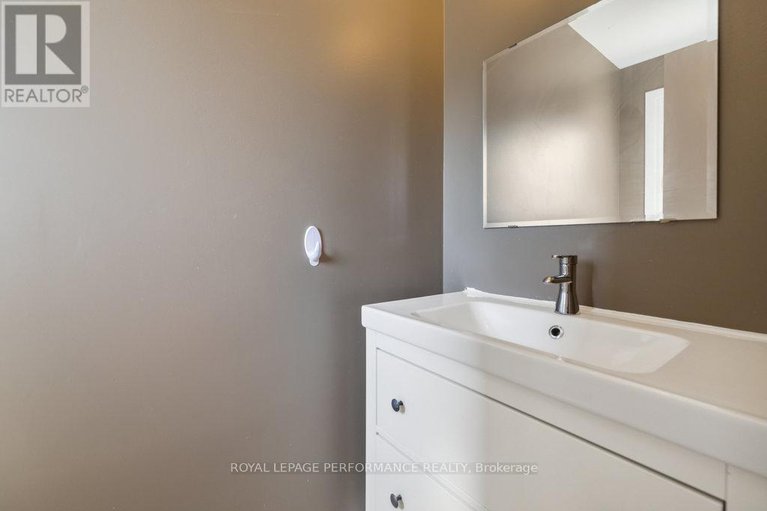 28684001/2045-deerhurst-court/beacon-hill-north/ottawa/ontario/K1J8H2_38