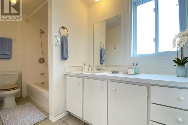 28768219/271-ridgepark-private/meadowlandscrestview/ottawa/ontario/K2G1H1_18