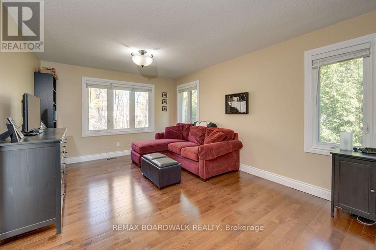 29251889/7089-bush-drive/greely/ottawa/ontario/K4P1M8_28