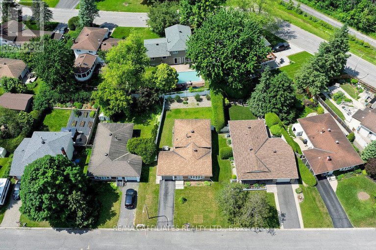 28586266/22-red-maple-crescent/blackburn-hamlet/ottawa/ontario/K1B3Z4_36