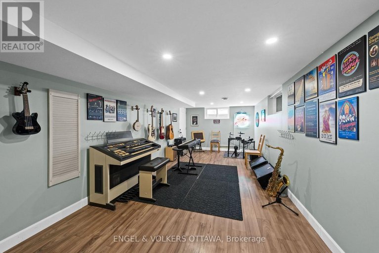 29593963/129-corvinelli-crescent/village-of-russell/russell/ontario/K4R1G4_35