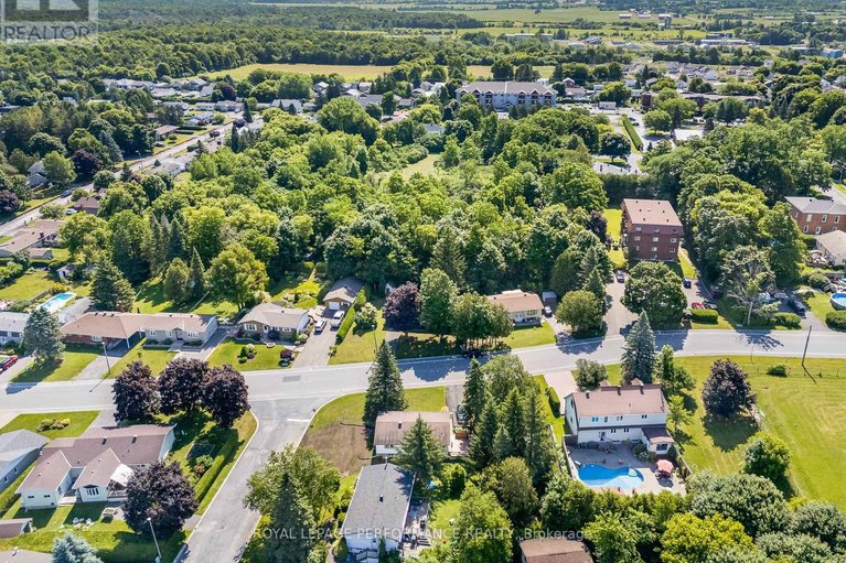 29633490/69-home-avenue/vankleek-hill/champlain/ontario/K0B1R0_31