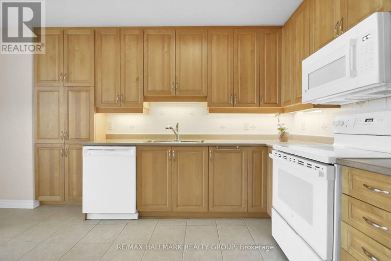 28856481/608-136-darlington-private/hunt-clubwestern-community/ottawa/ontario/K1V0X6_12