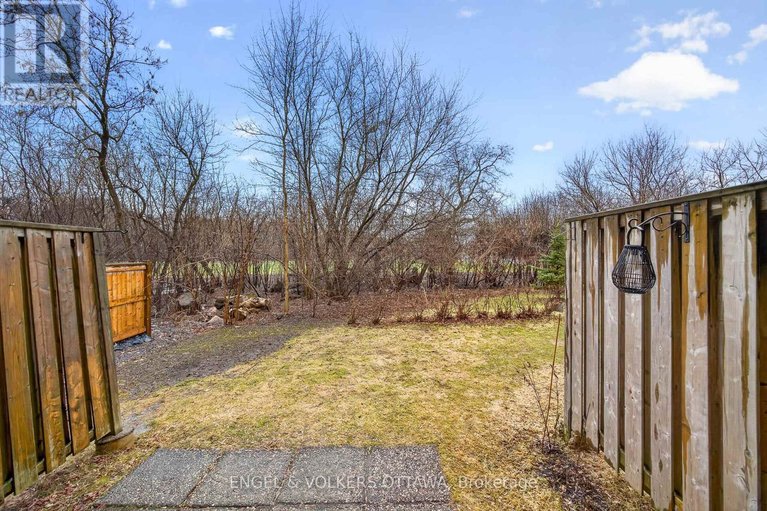 29616184/b-35-robinson-avenue/sandy-hill/ottawa/ontario/K1N8N8_17