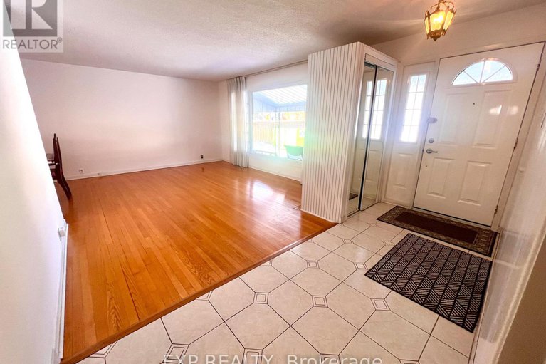 29285178/20-wallford-way/city-viewskylinefisher-heightsparkwood-hills/ottawa/ontario/K2E6B4_5