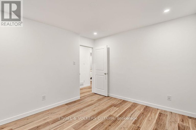 28918129/12-bayside-private/mooneys-bayriverside-park/ottawa/ontario/K1V9R3_28