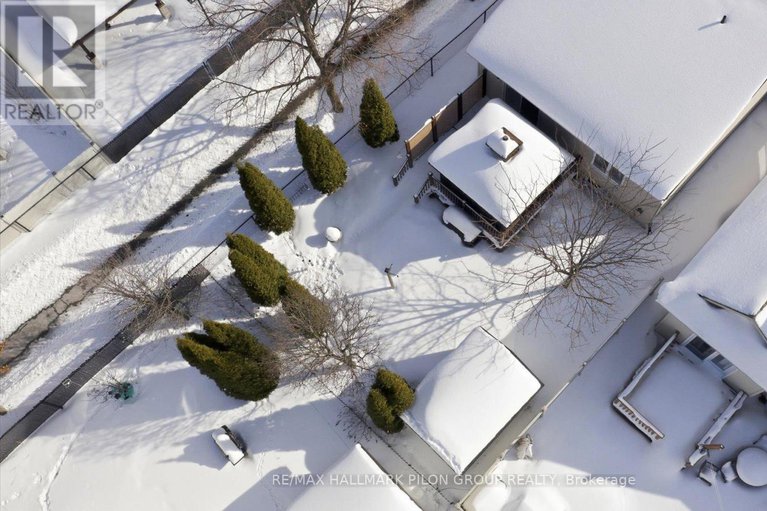 29367995/303-rustic-hills-crescent/springridgeeast-village/ottawa/ontario/K4A5A5_18