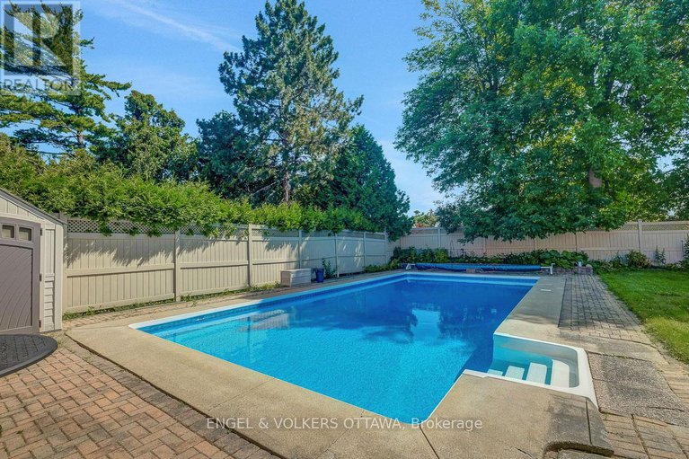 28808789/3-mohawk-crescent/bruce-farmgraham-parkqualicumbellands/ottawa/ontario/K2H7G7_44