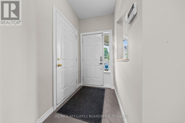 28620328/1056-rocky-harbour-crescent/riverside-southgloucester-glen/ottawa/ontario/K1V1V3_3