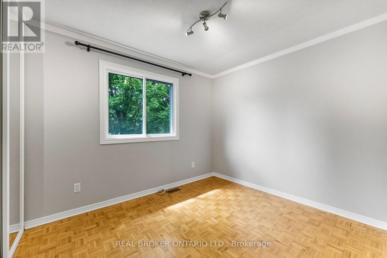 28816941/33-83-glen-park-drive/blackburn-hamlet-south/ottawa/ontario/K1B3Z1_23