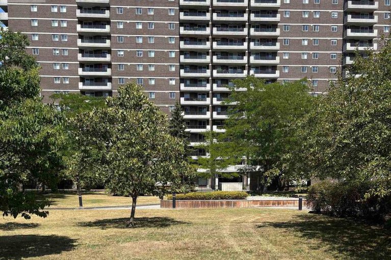 28731327/811-1705-playfair-drive/playfair-park/ottawa/ontario/K1H8P6_1