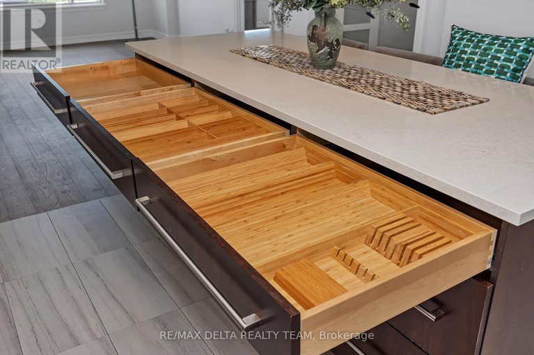 29431366/1202-200-besserer-street/sandy-hill/ottawa/ontario/K1N0A7_12