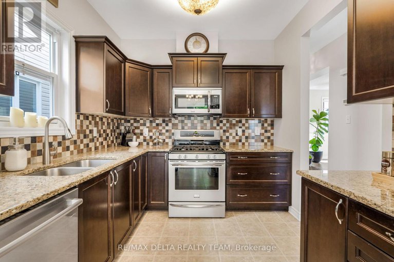 28627849/227-hillpark-high-street/mer-bleuebradley-estatesanderson-park/ottawa/ontario/K1W0B5_11