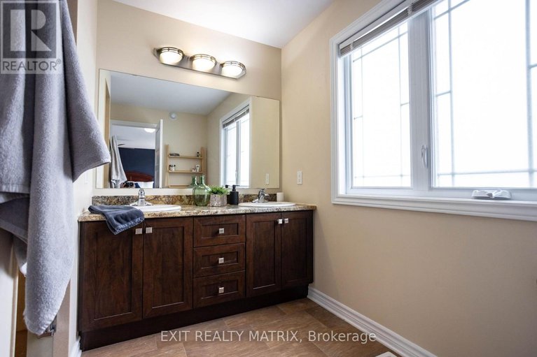 28492201/228-olde-towne-avenue/village-of-russell/russell/ontario/K4R0B3_25
