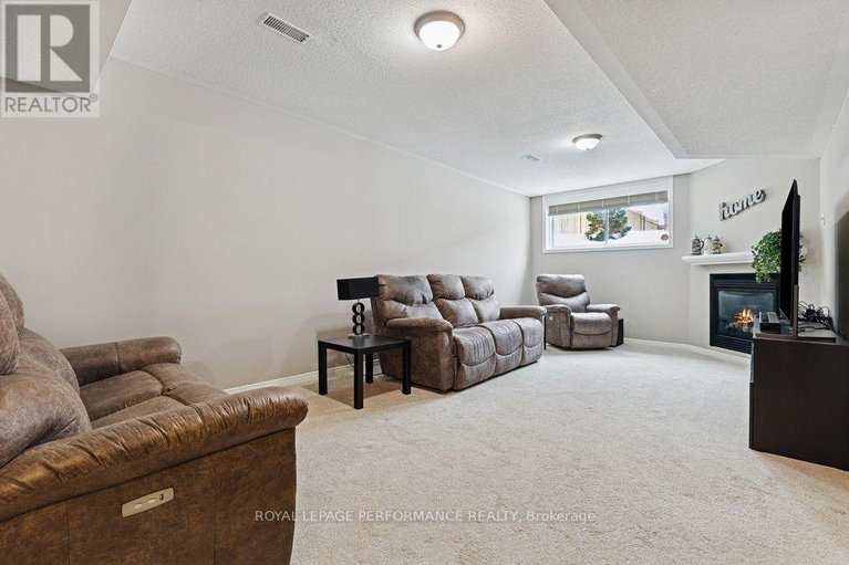 29402071/303-bryarton-street/chapel-hill/ottawa/ontario/K1C7R5_27