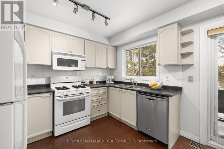 29358699/60-ipswich-terrace/morgans-grantsouth-march/ottawa/ontario/K2K2R3_10